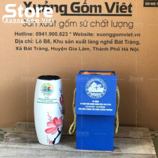 lo-hoa-gom-su-in-logo-don-bien-phong-viet-nam-dang-bom-mau-trang-ve-hoa-dao-do-1