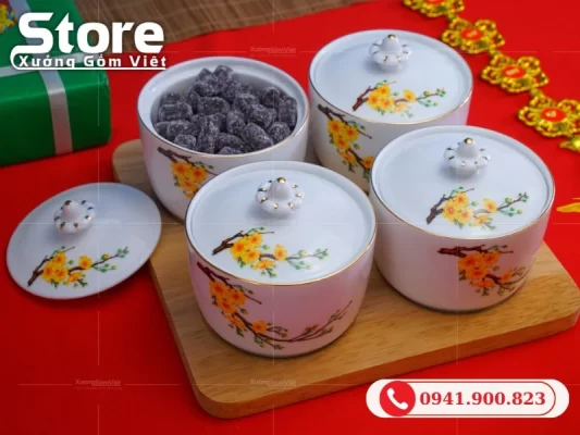Ba hũ sứ hoa mai có nắp đặt trên khay chữ nhật